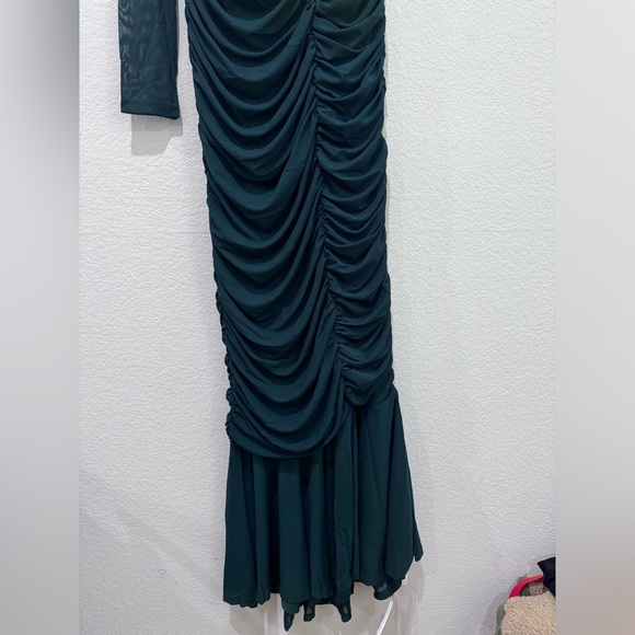 Lulu’s Emerald Green Ruched One-Shoulder Maxi Mermaid Dress Formal Wedding Dance - Picture 4 of 6